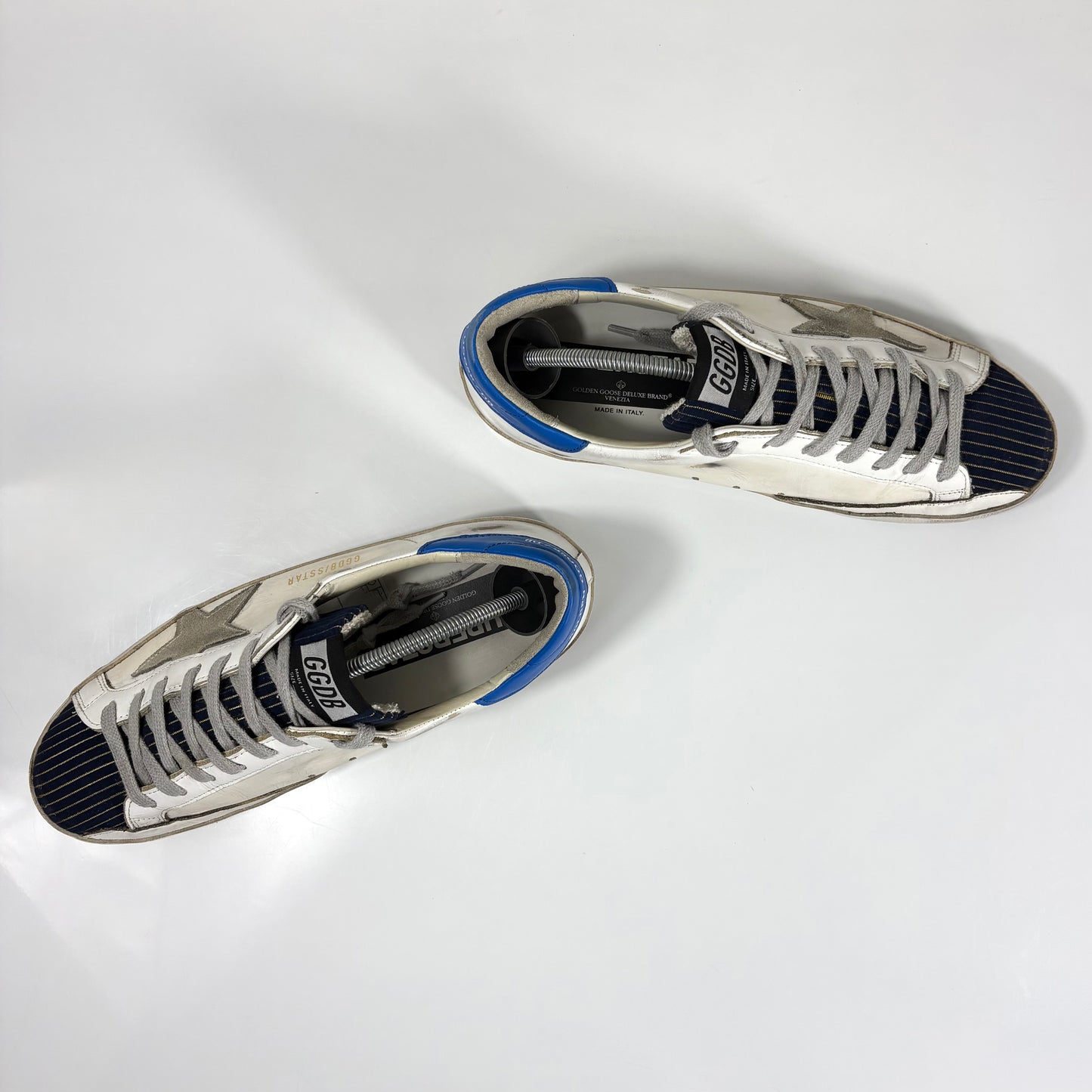 Golden goose Superstar bianche in pelle con linguetta in velluto blu e talloncini blu 41