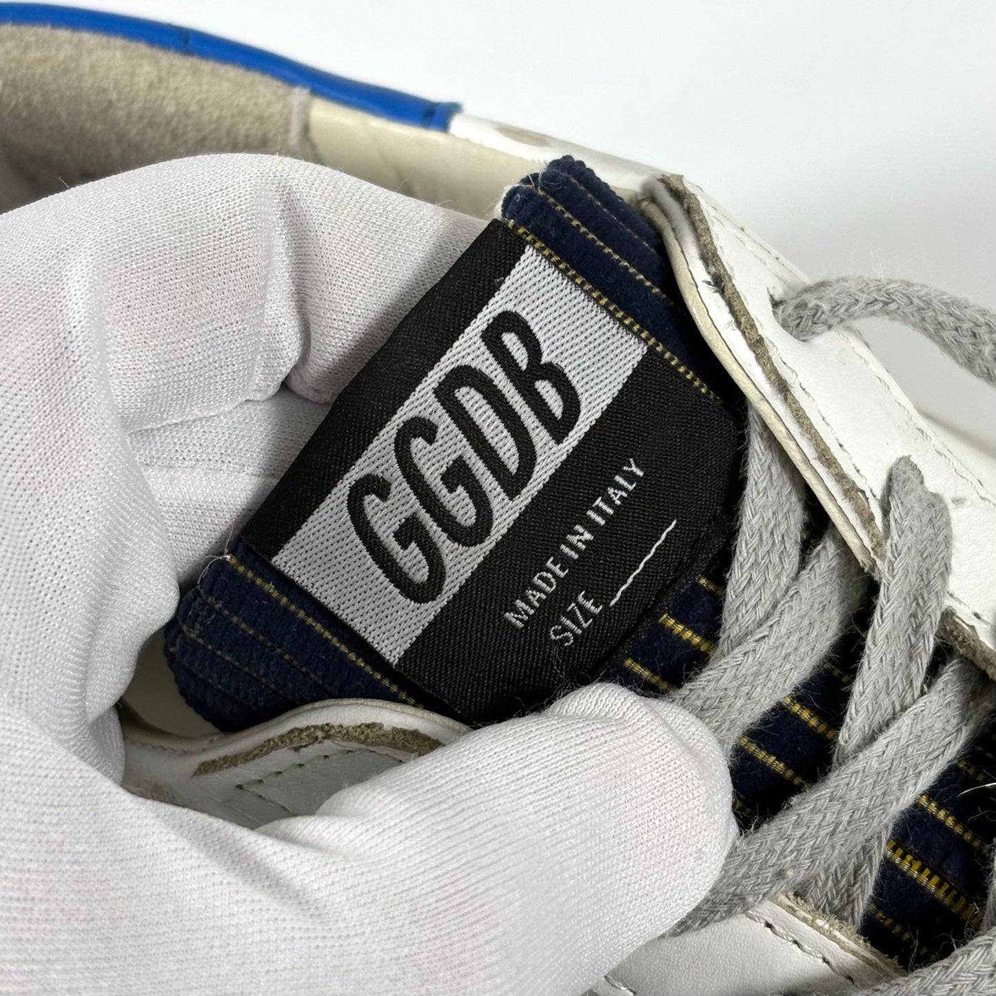 Golden goose Superstar bianche in pelle con linguetta in velluto blu e talloncini blu 41